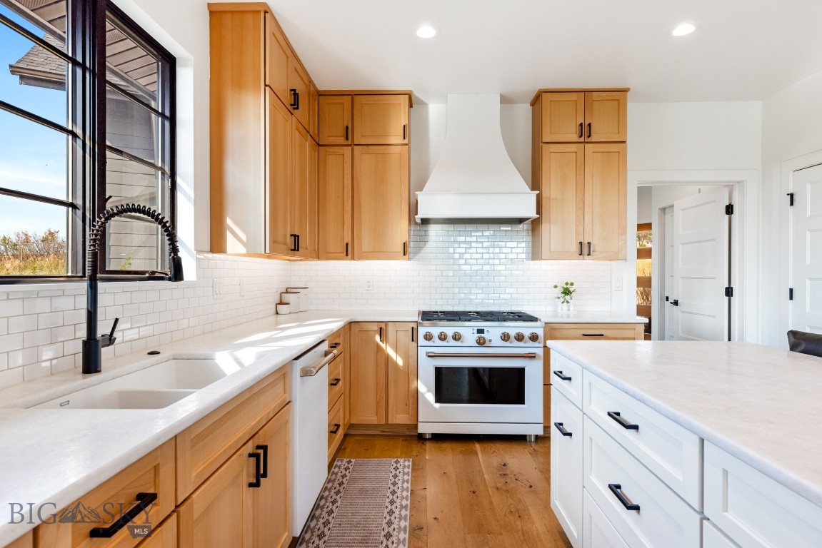 557 St Andrews Property Photo 10