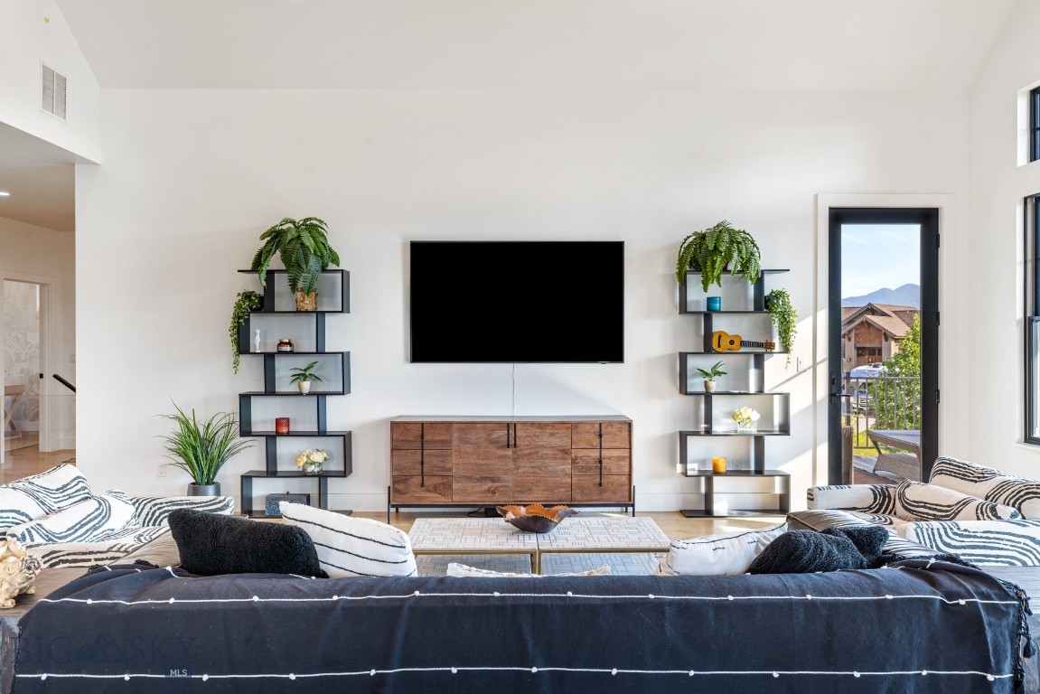 557 St Andrews Property Photo 14