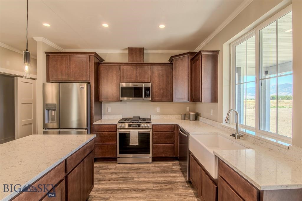 1110 Falcon Property Photo 5