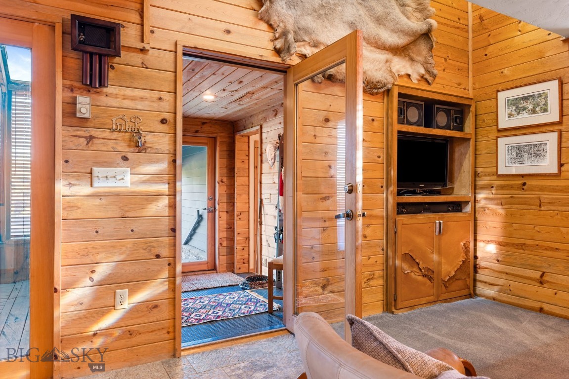 2555 Little Coyote Road Property Photo 4