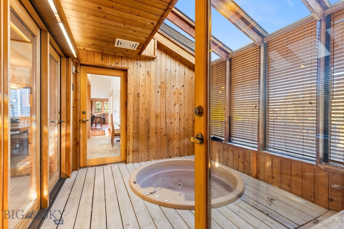 2555 Little Coyote Road Property Photo 5