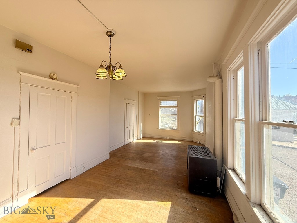 207 S Crystal Property Photo 4
