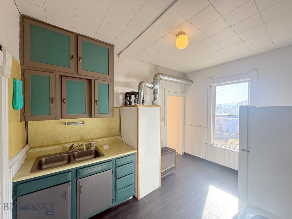 207 S Crystal Property Photo 8