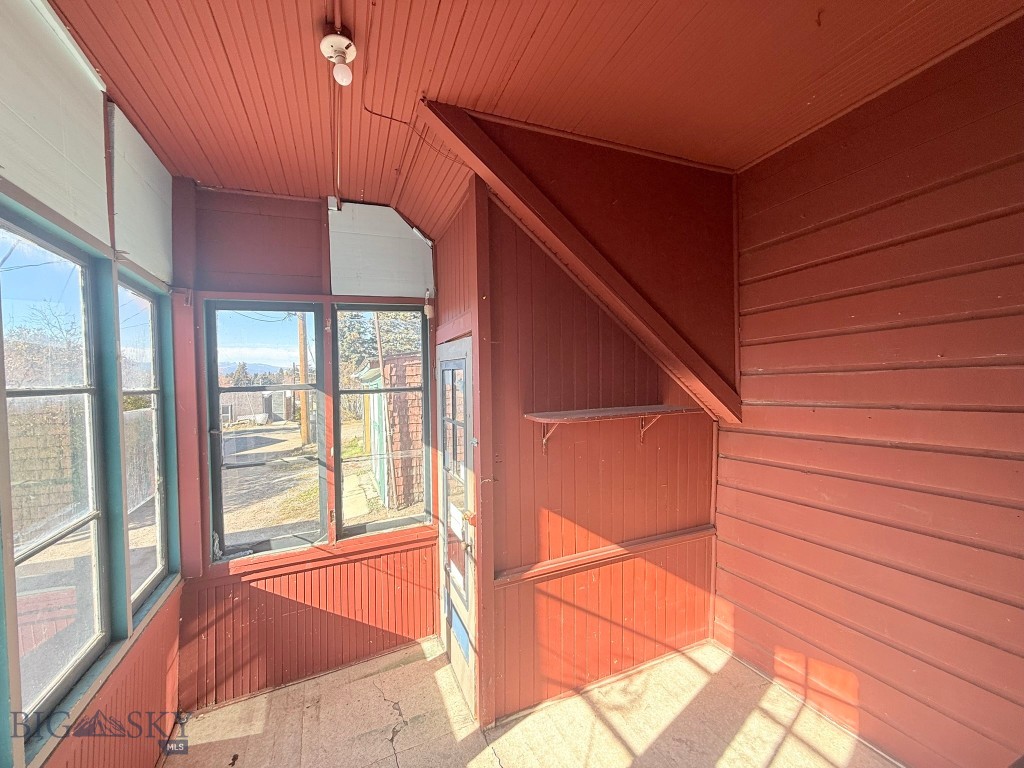 207 S Crystal Property Photo 12