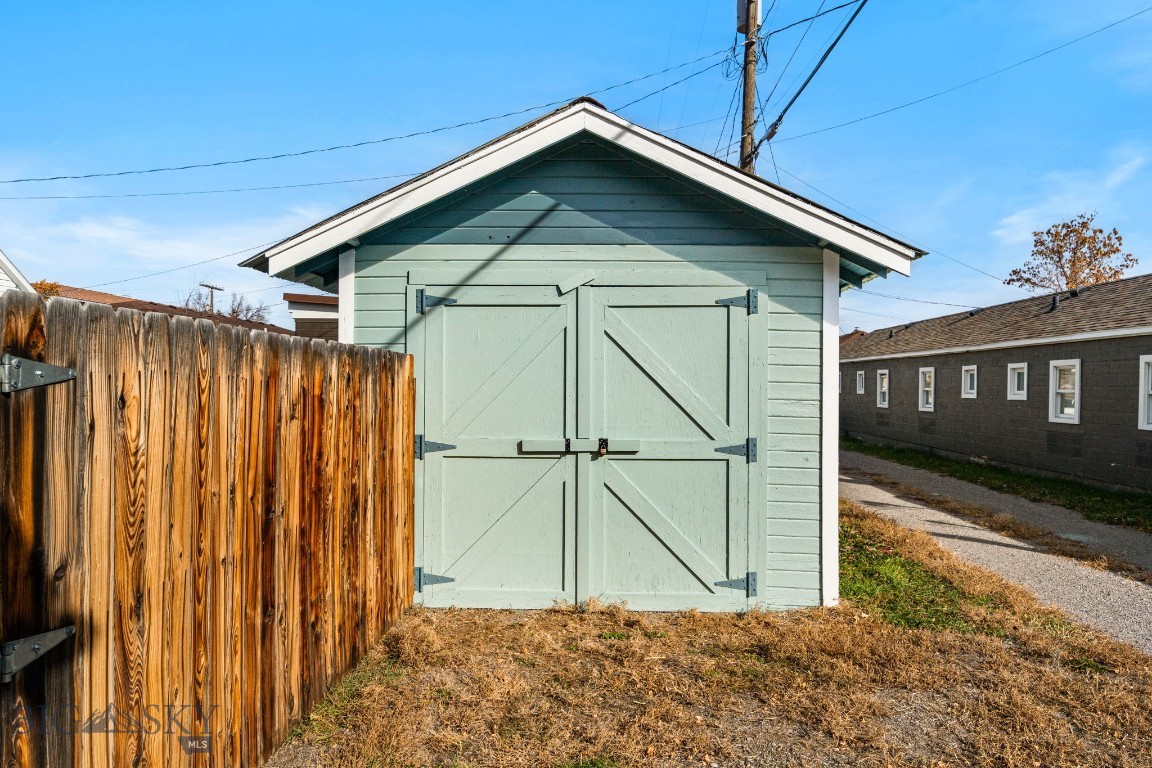 323 E Morse Street Property Photo 40