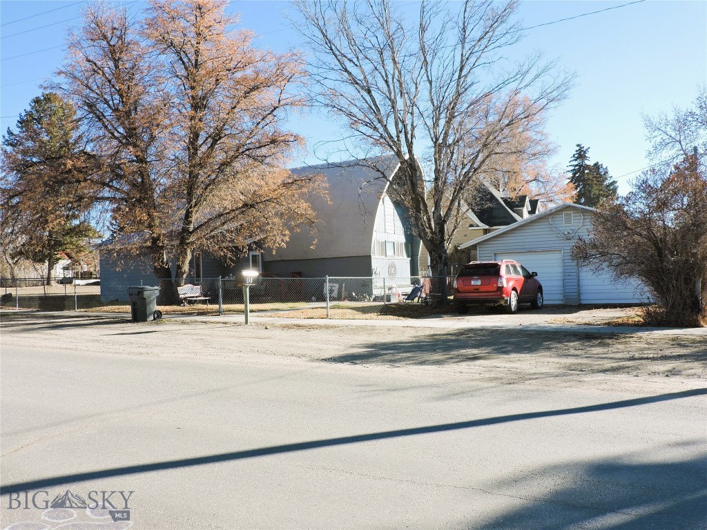 110 E Hamilton Property Photo 1
