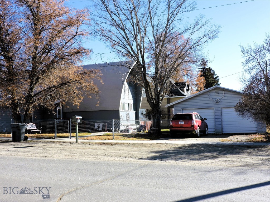 110 E Hamilton Property Photo 2