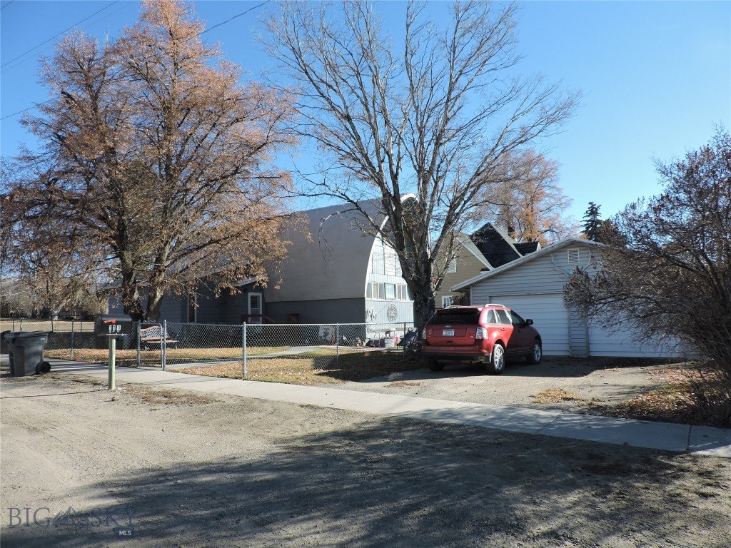 110 E Hamilton Property Photo 3
