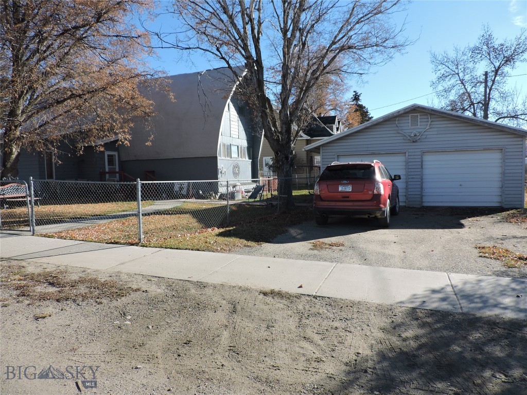 110 E Hamilton Property Photo 4