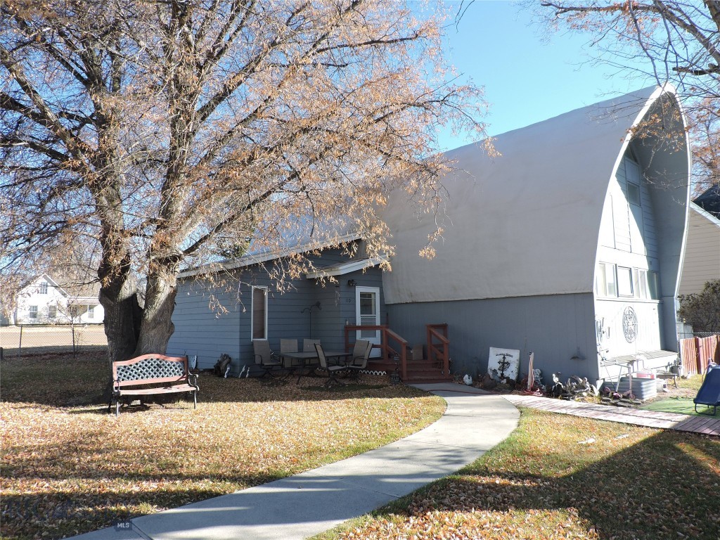 110 E Hamilton Property Photo 5