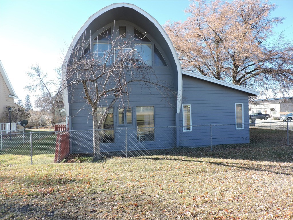 110 E Hamilton Property Photo 6