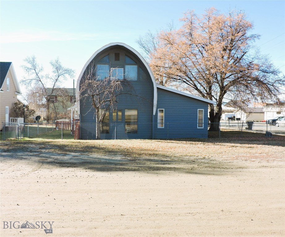 110 E Hamilton Property Photo 7