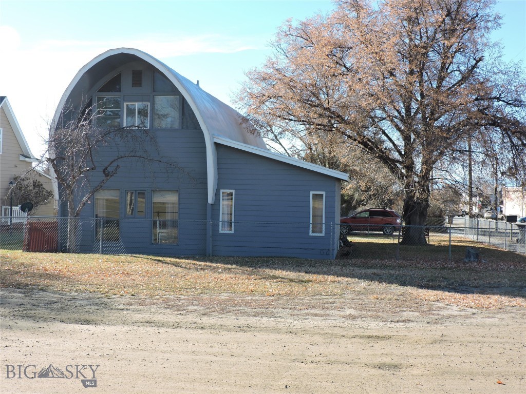 110 E Hamilton Property Photo 8
