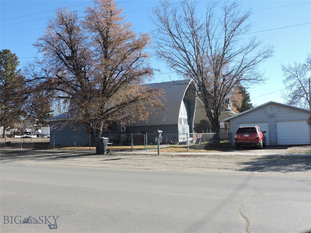 110 E Hamilton Property Photo 9