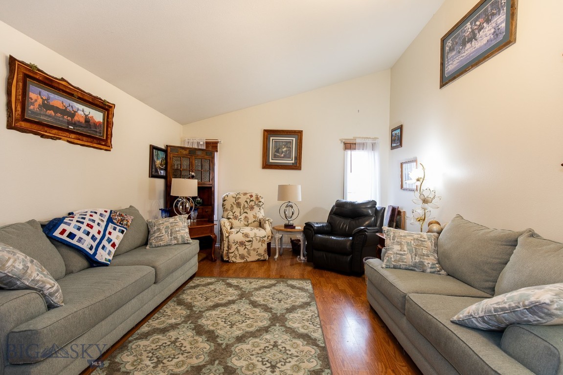 110 E Hamilton Property Photo 11