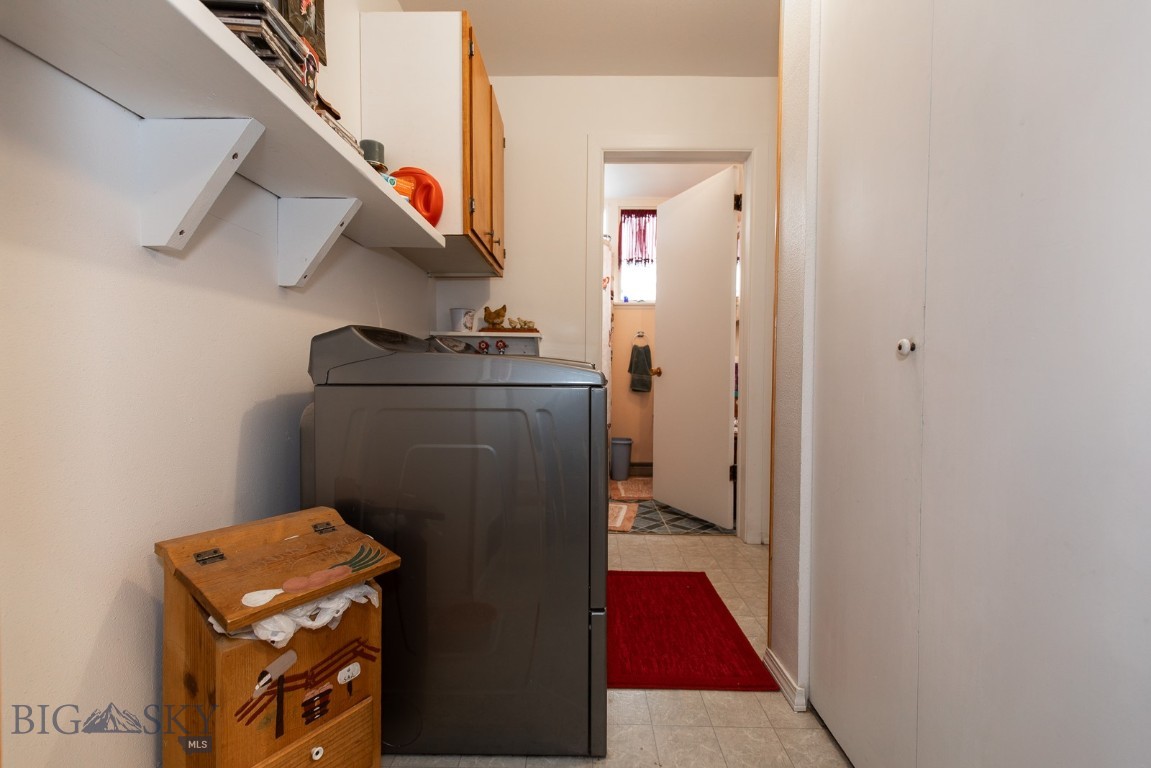 110 E Hamilton Property Photo 21