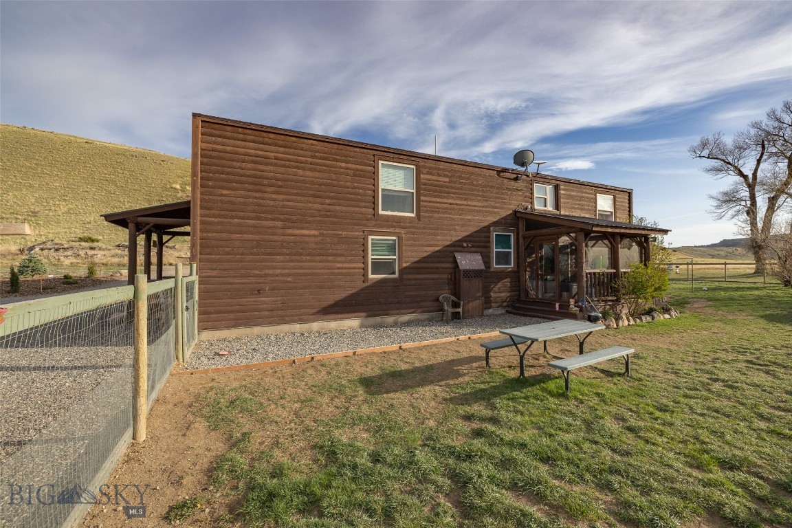 682 E River Road Property Photo 14