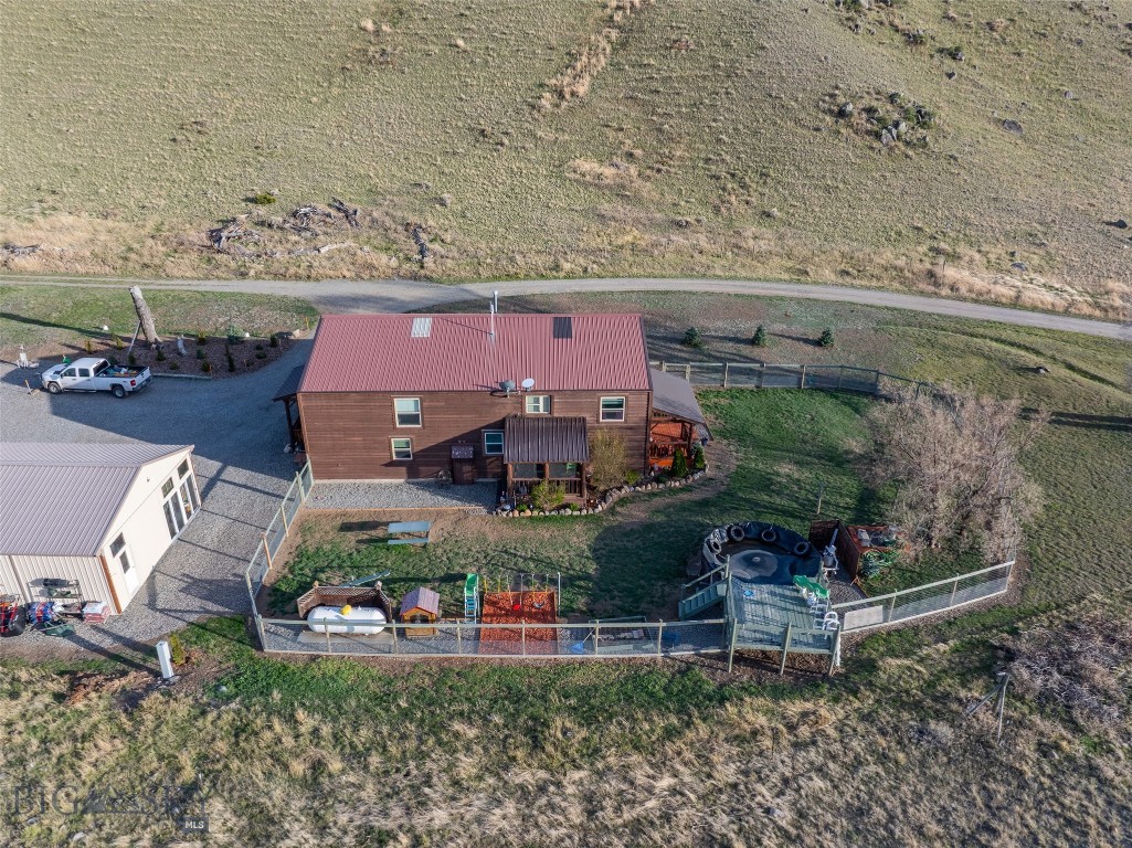 682 E River Road Property Photo 15
