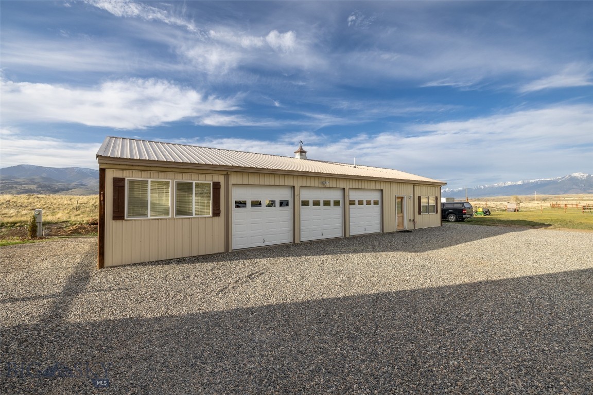 682 E River Road Property Photo 19