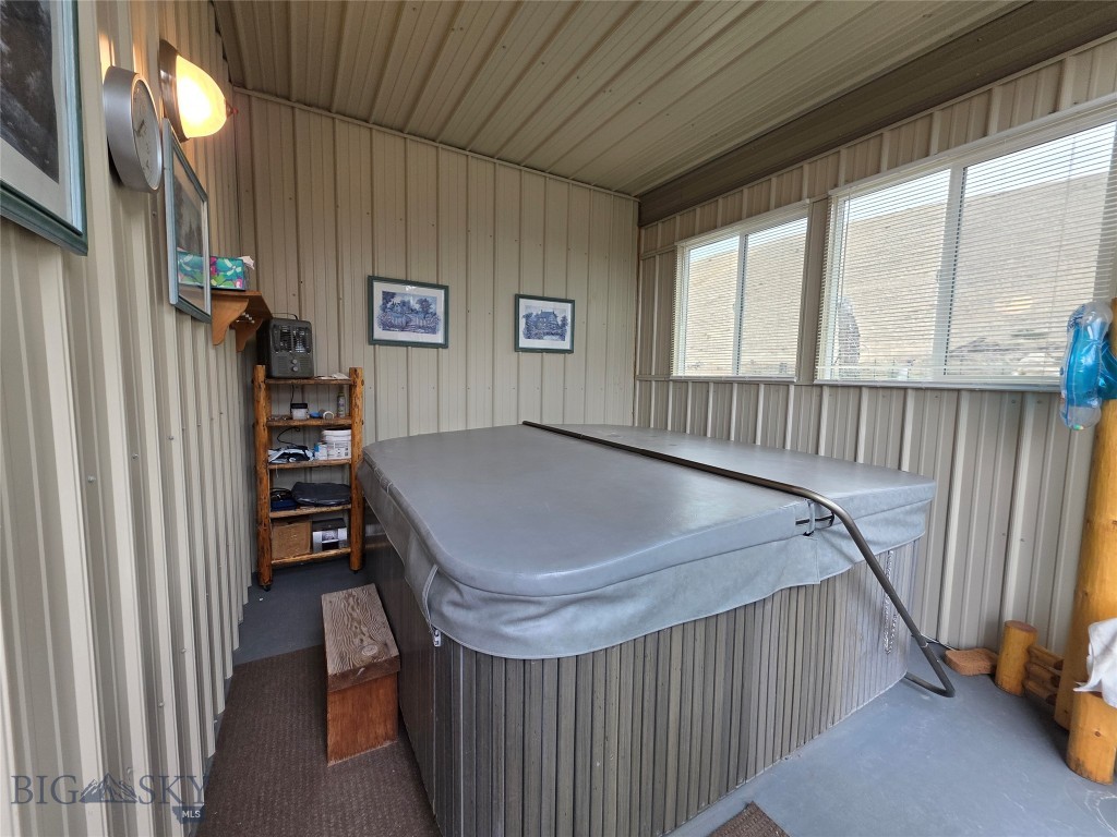 682 E River Road Property Photo 24