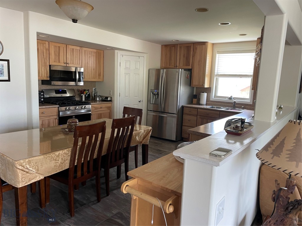 682 E River Road Property Photo 29