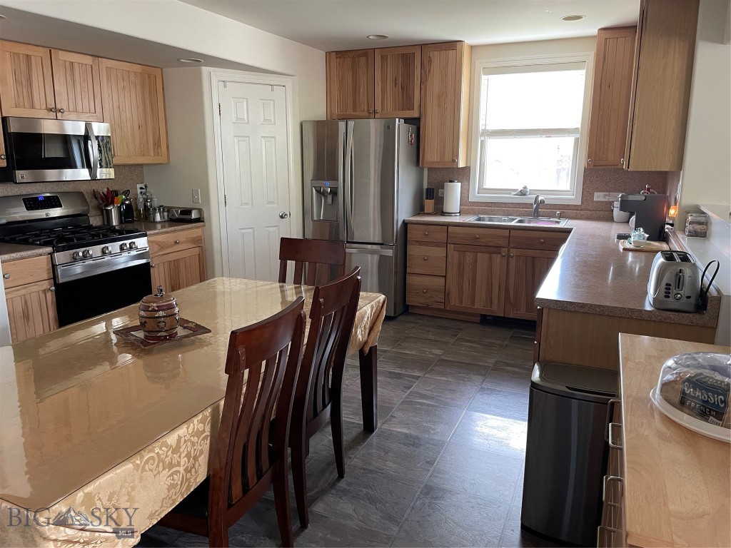 682 E River Road Property Photo 30