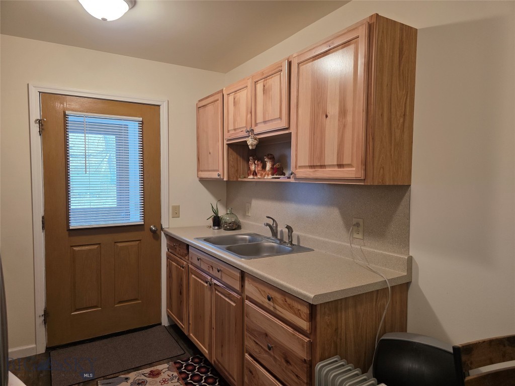 682 E River Road Property Photo 75
