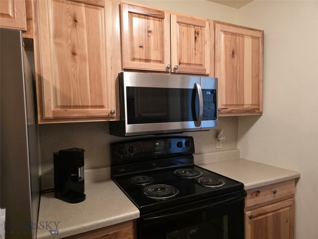 682 E River Road Property Photo 76