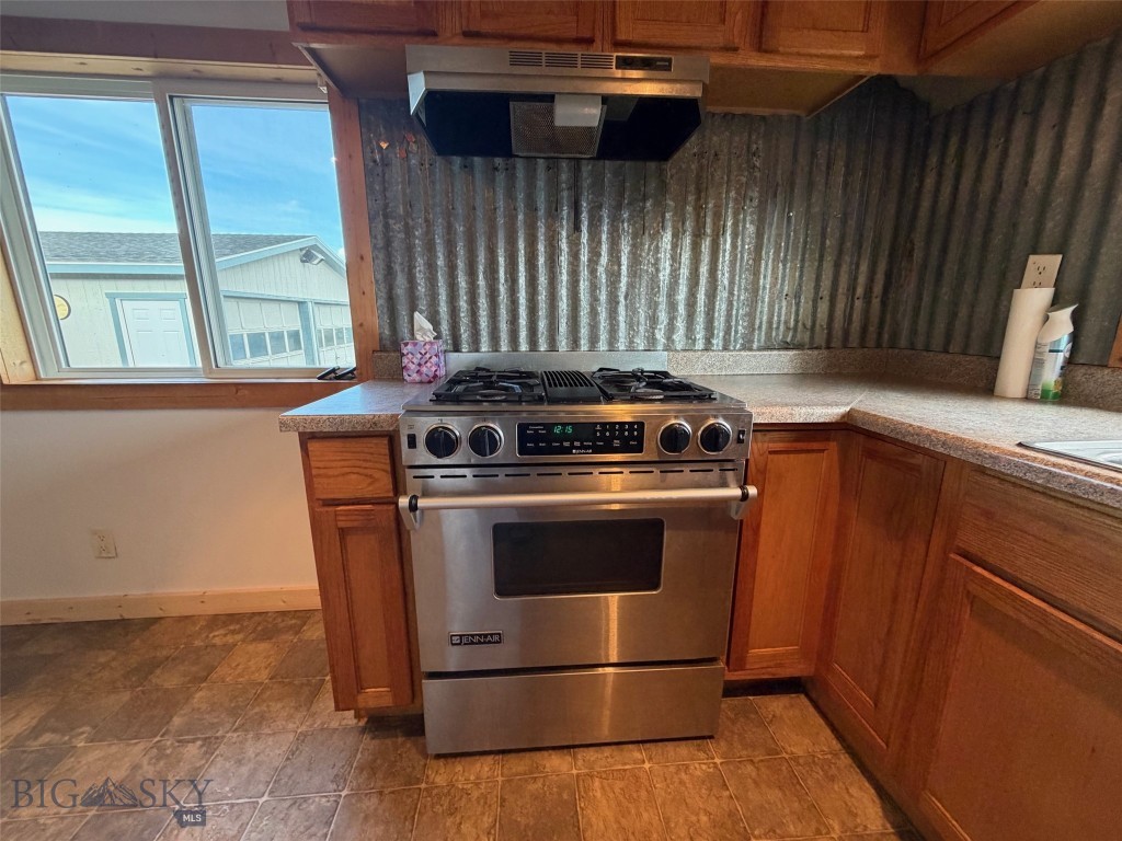 528 W Hugel Property Photo 5