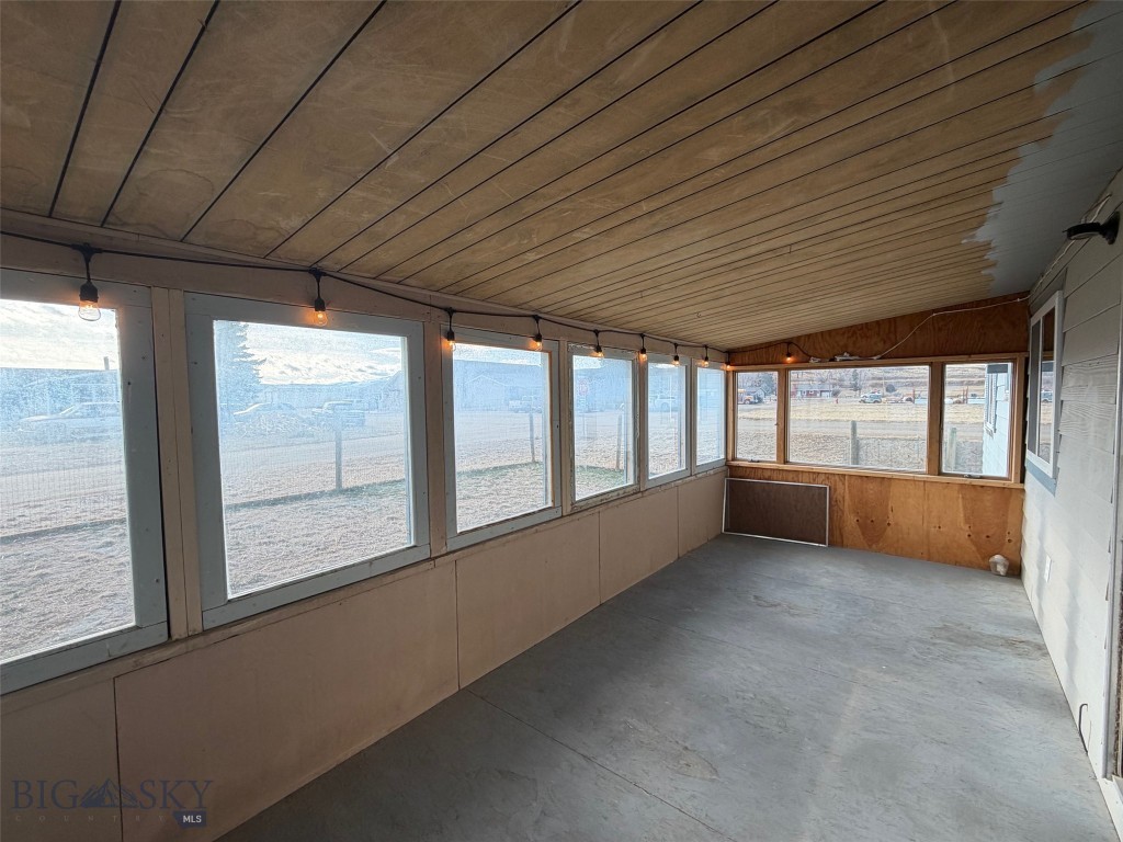 528 W Hugel Property Photo 9