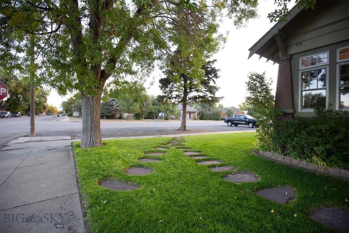 12 N Division St Property Photo 5