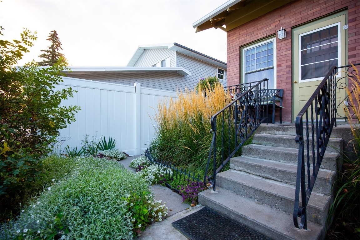 12 N Division St Property Photo 8