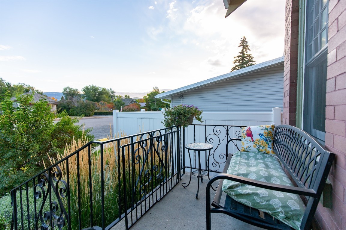 12 N Division St Property Photo 9