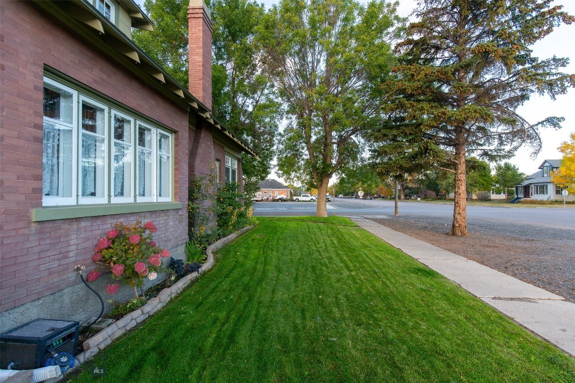 12 N Division St Property Photo 11
