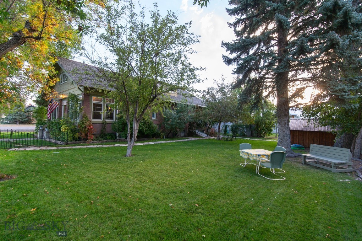12 N Division St Property Photo 13