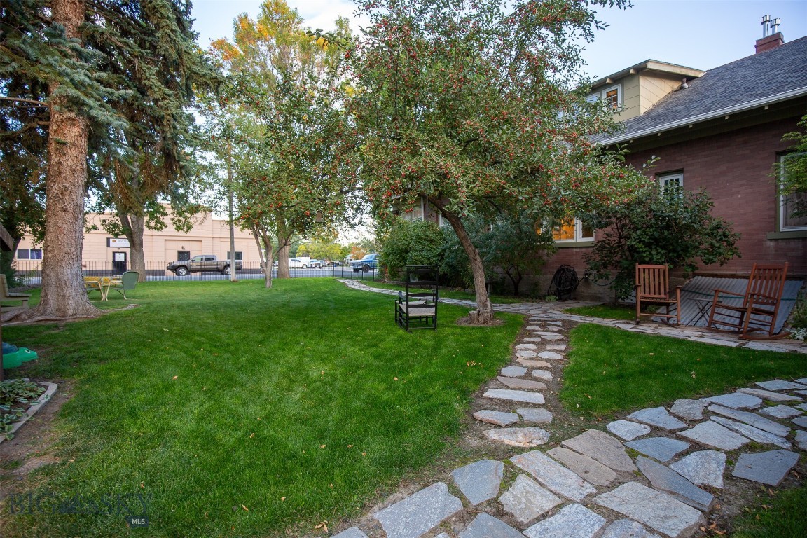 12 N Division St Property Photo 16