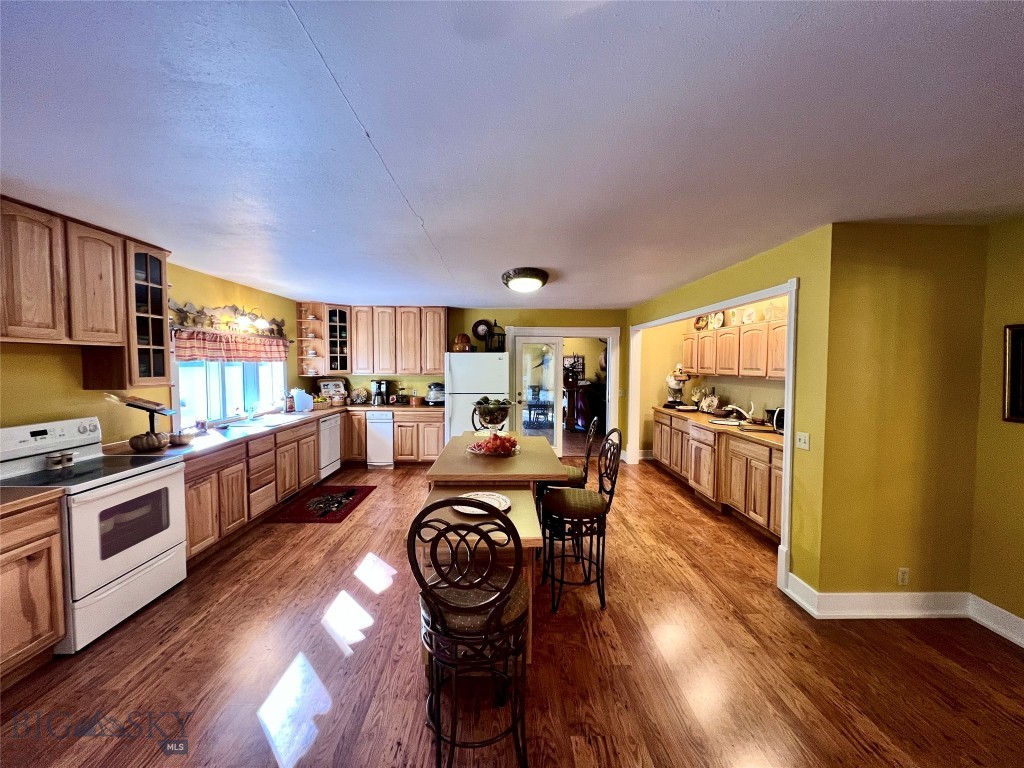 208 4th Property Photo 37