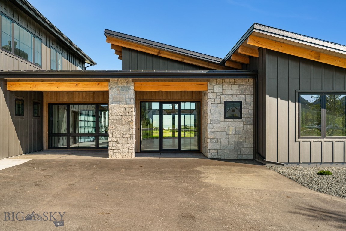 678 Clancy Way Property Photo 4