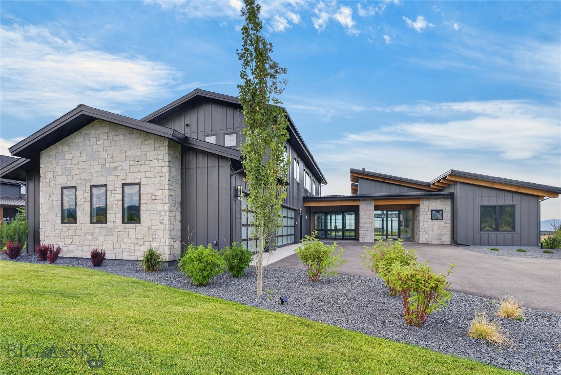 678 Clancy Way Property Photo 4