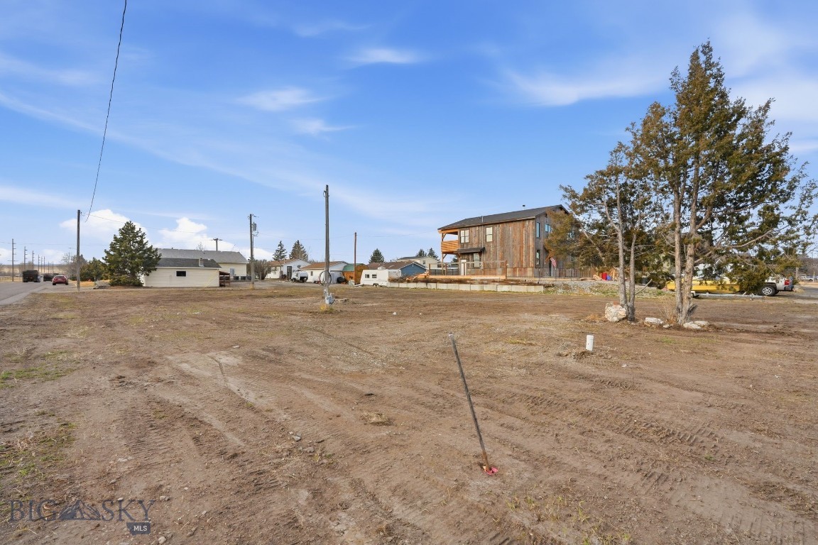 623 E Neal Street Property Photo 9