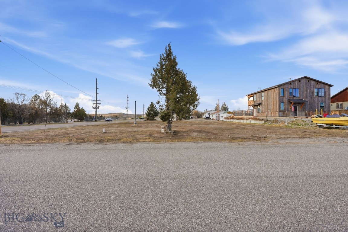 623 E Neal Street Property Photo 12