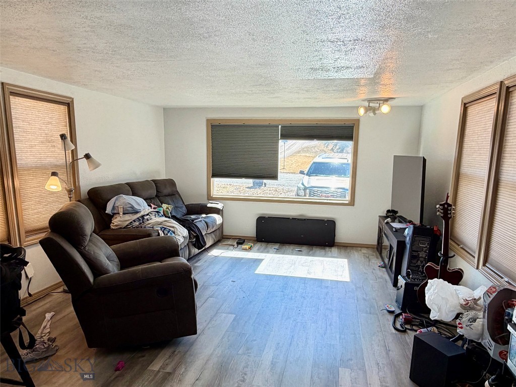 1025 Montana Avenue Property Photo 6