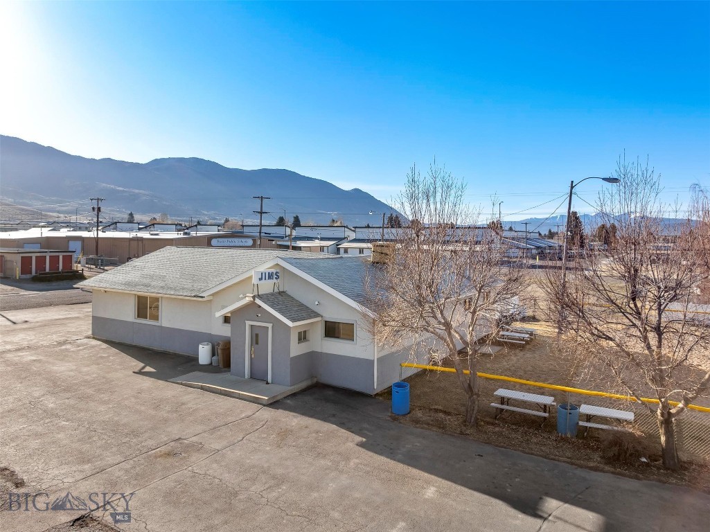 2740 Elm Street Property Photo 5