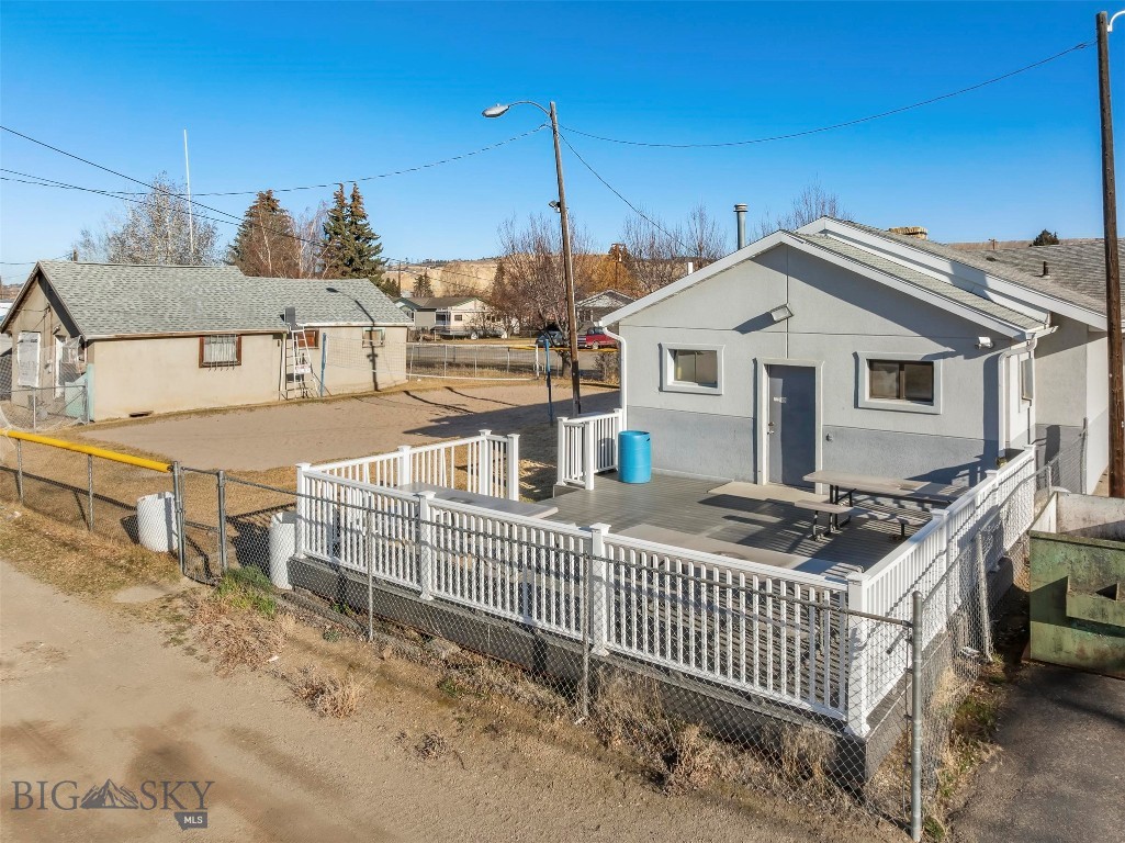 2740 Elm Street Property Photo 10