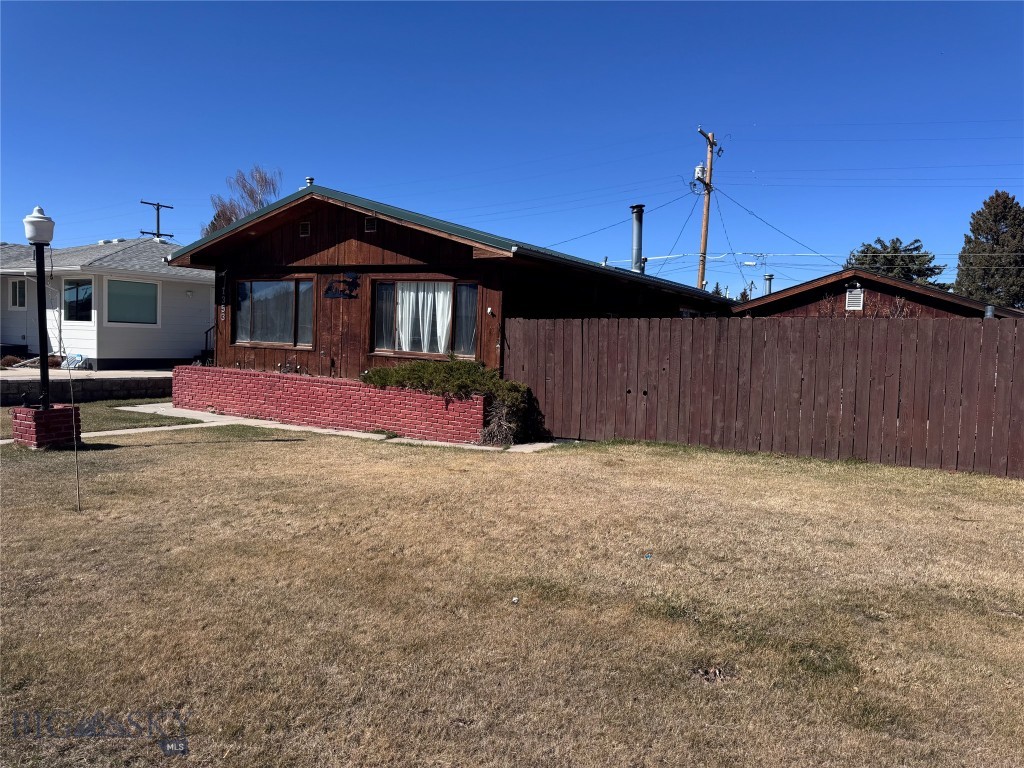 1353 Dewey Property Photo 2