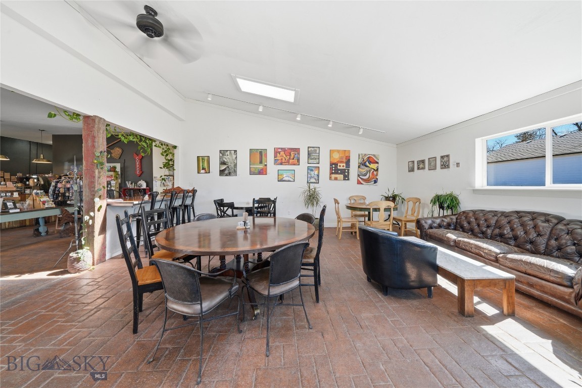 220 S Broadway Street Property Photo 4