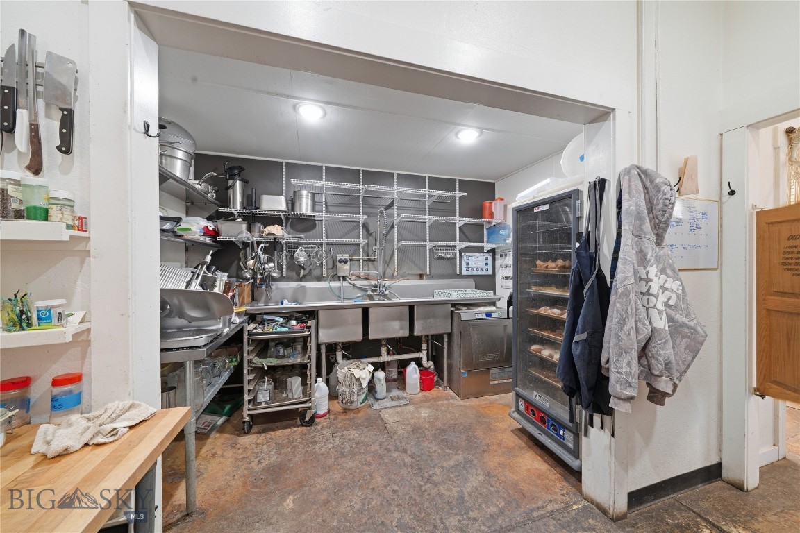 220 S Broadway Street Property Photo 8