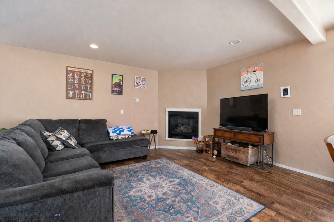935 Forestglen Drive 3 Property Photo 8