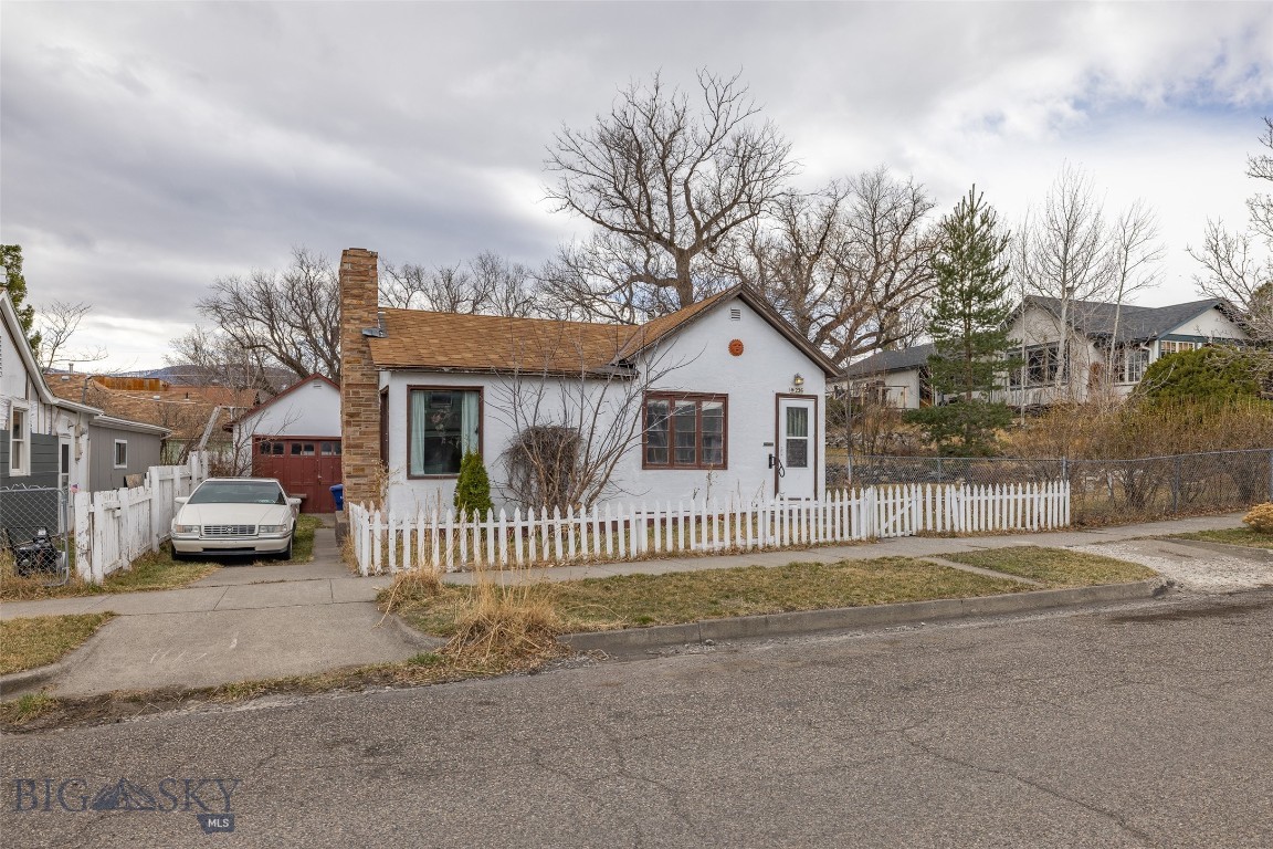 226 S E Street Property Photo 1