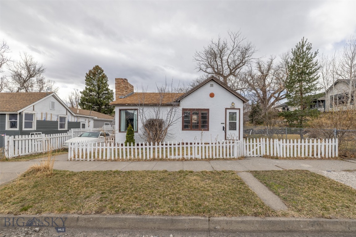 226 S E Street Property Photo 3